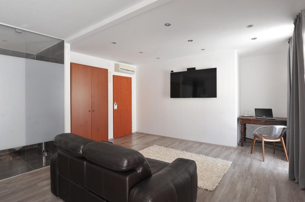 Gostinjska kuća People'S Square Room